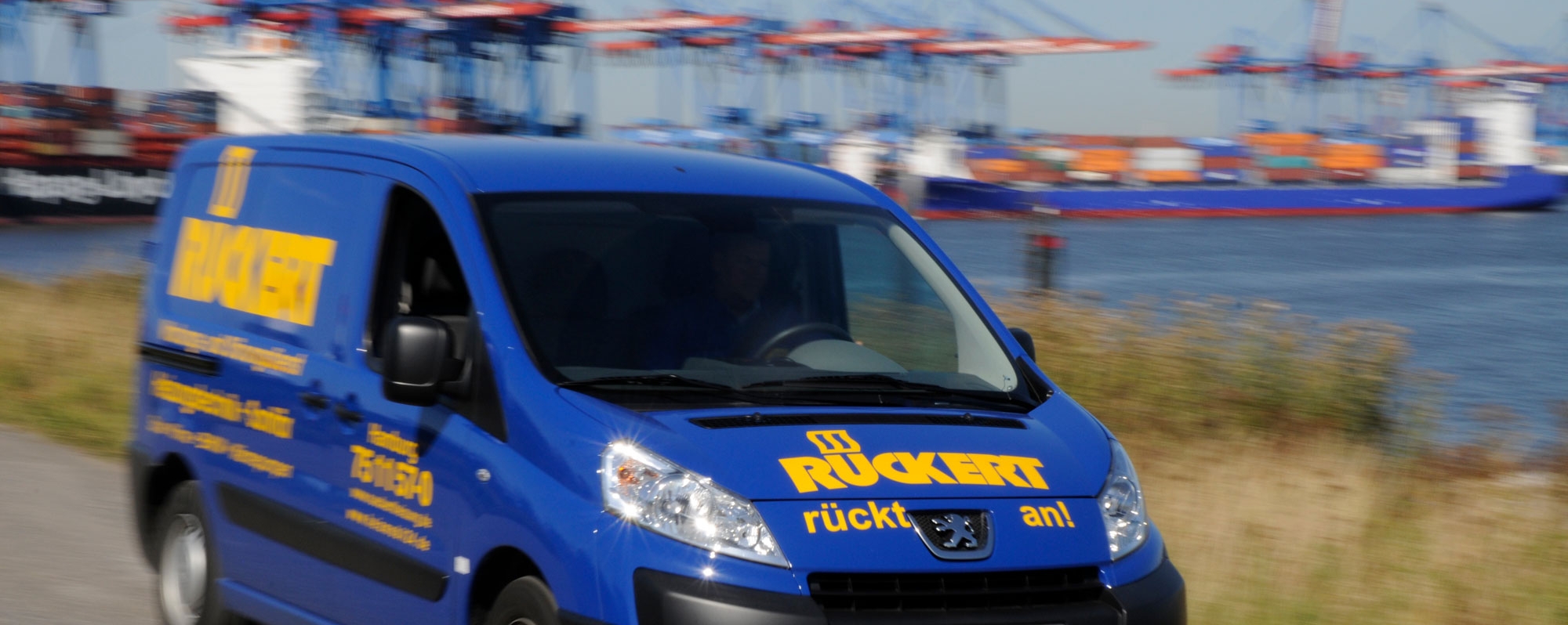 Servicewagen im Hafen